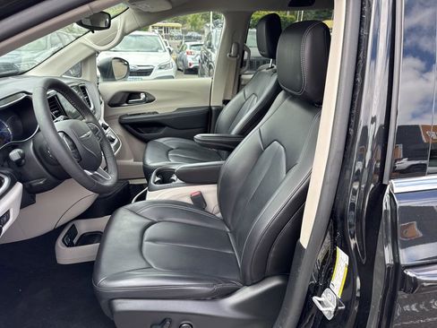 Used 2023 Chrysler Pacifica Touring-L FWD image 4