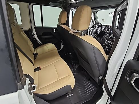 Used 2021 Jeep Wrangler Unlimited Sahara image 33