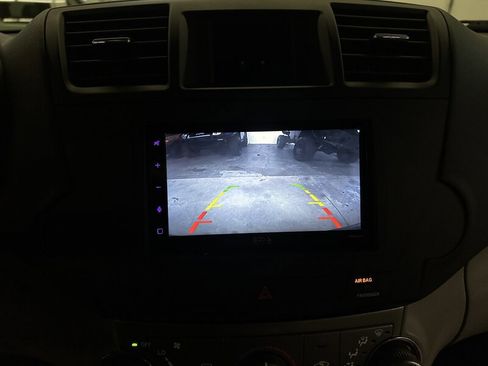 Used 2012 Toyota Highlander SE w/ Tow Pkg image 24