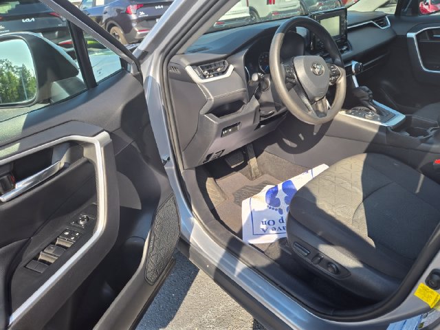 Used 2021 Toyota RAV4 XLE AWD/4WD image 4