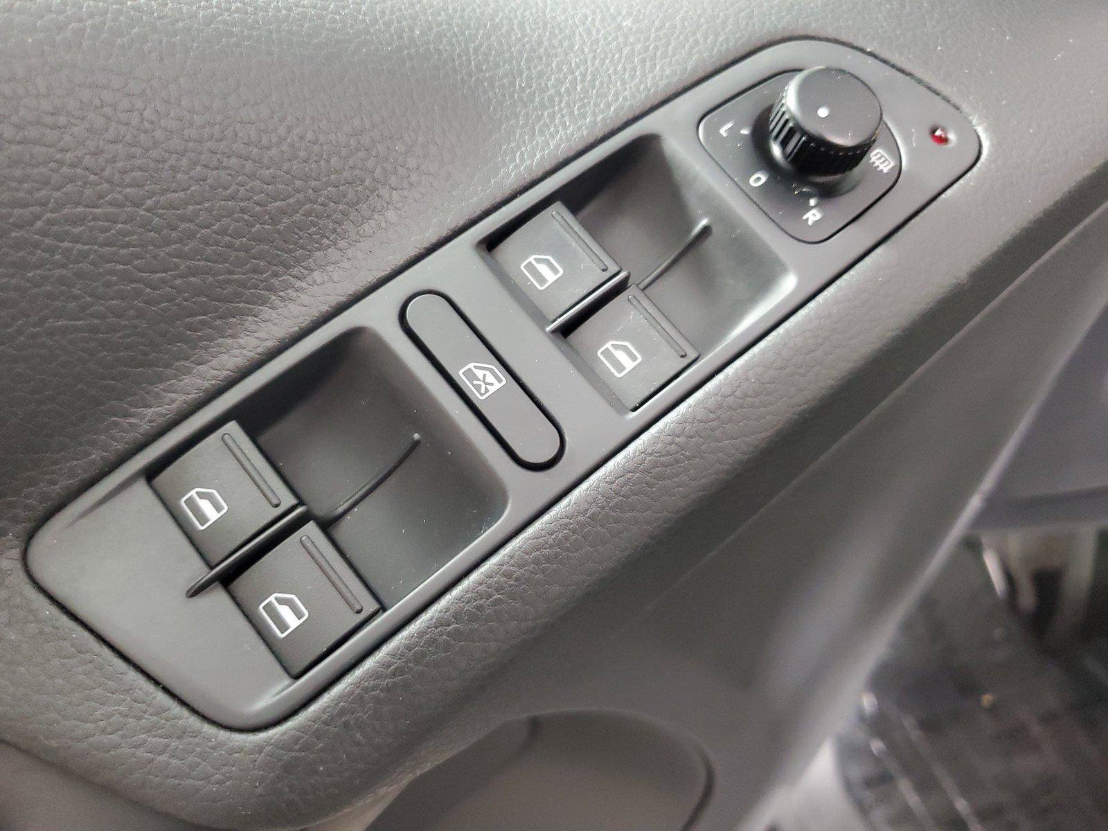 Used 2015 Volkswagen Tiguan S FWD image 19