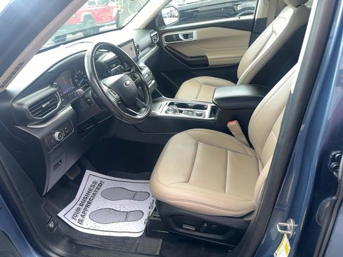 Used 2020 Ford Explorer XLT w/ Equipment Group 202A AWD/4WD image 16