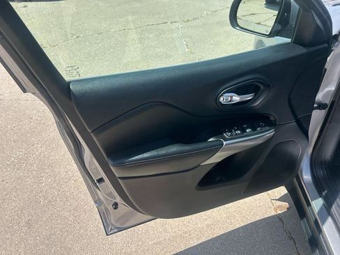 Used 2019 Jeep Cherokee Latitude Plus w/ Comfort/Convenience Group AWD/4WD image 9