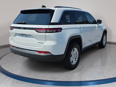 Used 2023 Jeep Grand Cherokee Laredo AWD/4WD image 5