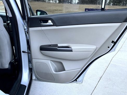 Used 2020 Kia Sportage LX image 17