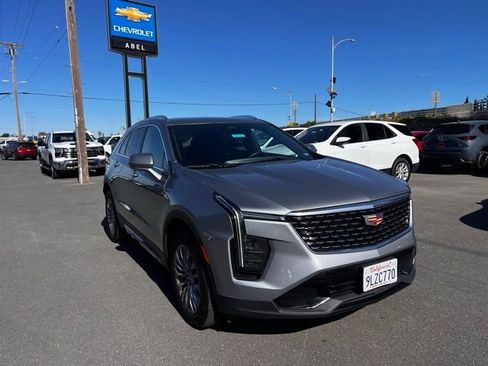 Used 2024 Cadillac XT4 Premium Luxury image 2