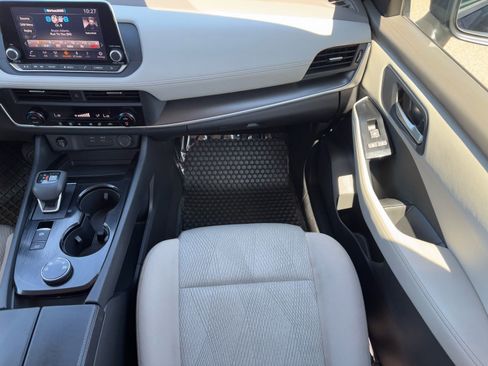 Used 2025 Nissan Rogue SV image 15