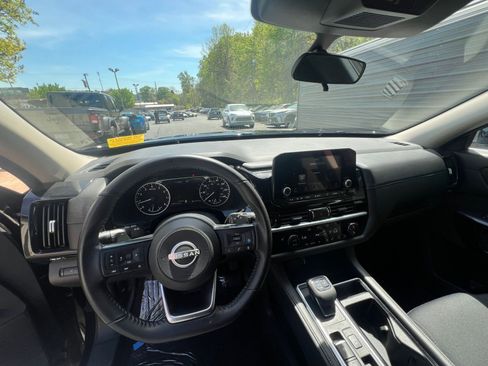 Used 2025 Nissan Pathfinder SV image 33