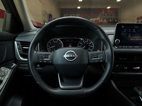 Used 2025 Nissan Rogue SV FWD image 32