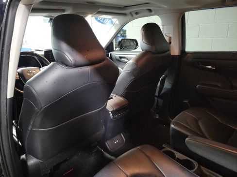 Used 2020 Toyota Highlander XLE image 13