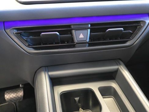 Certified 2025 Volkswagen Tiguan SE image 17