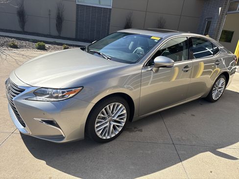 Used 2016 Lexus ES 350 w/ Luxury Package w/Wood Trim image 30