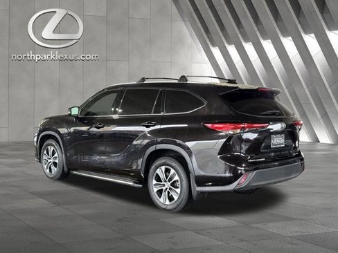 Used 2022 Toyota Highlander XLE AWD/4WD image 2