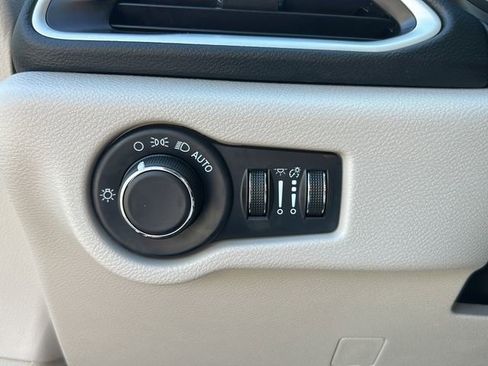 Used 2023 Chrysler Voyager LX image 14