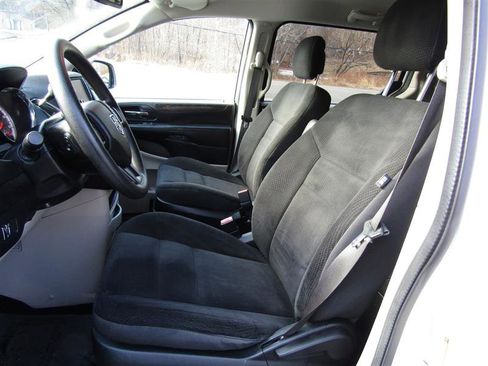 Used 2019 Dodge Grand Caravan SE w/ UConnect Hands-Free Group image 11