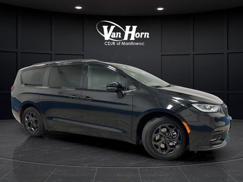 Used 2024 Chrysler Pacifica Premium FWD image 1