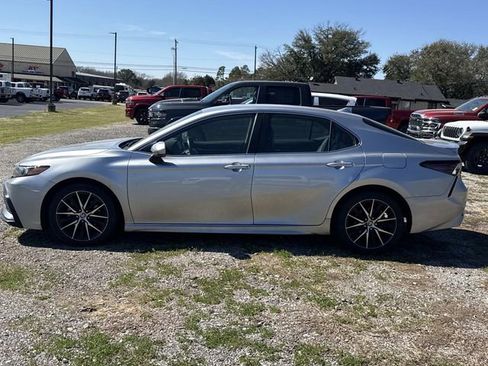 Used 2024 Toyota Camry SE image 4