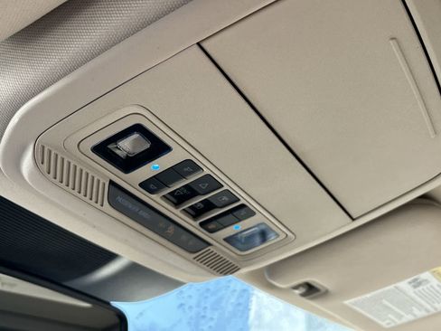 Used 2020 Ford Explorer Platinum w/ Premium Technology Package image 30