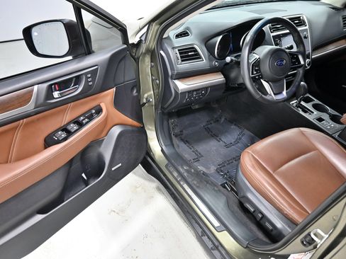 Used 2018 Subaru Outback 3.6R Touring w/ Popular Package #3 AWD/4WD image 4