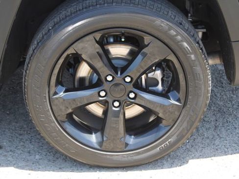 Used 2024 Jeep Grand Cherokee L Altitude AWD/4WD image 12