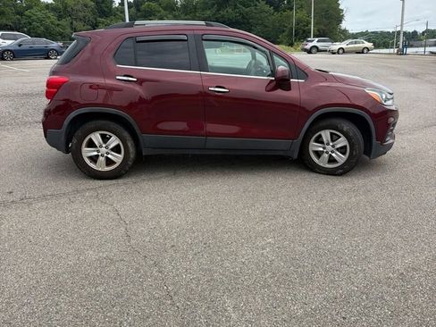 Used 2017 Chevrolet Trax LT w/ LT Convenience Package FWD image 8