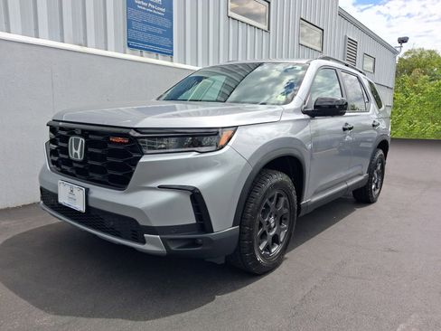Used 2025 Honda Pilot TrailSport image 1