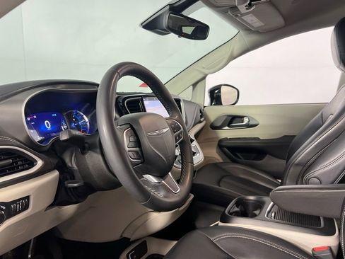 Certified 2024 Chrysler Pacifica Limited FWD image 22