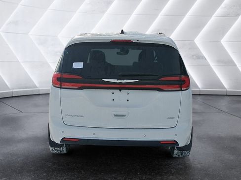 New 2026 Chrysler Pacifica Pinnacle image 5