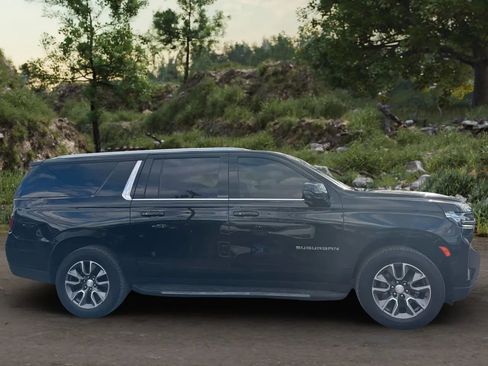 Used 2022 Chevrolet Suburban LT w/ Luxury Package image 4