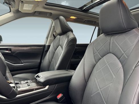 Used 2024 Toyota Highlander Platinum image 26