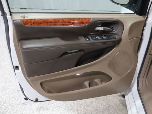 Used 2015 Chrysler Town & Country Touring w/ Driver Convenience Group FWD image 13