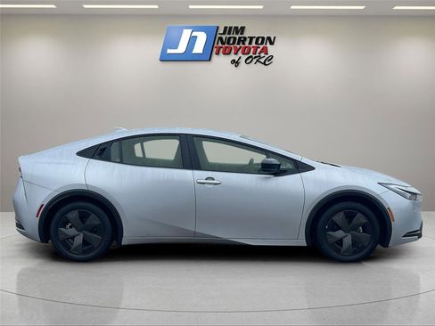 Used 2024 Toyota Prius LE image 4