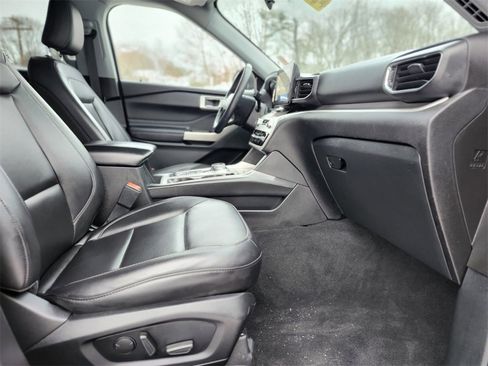 Certified 2022 Ford Explorer XLT w/ Equipment Group 202A image 11