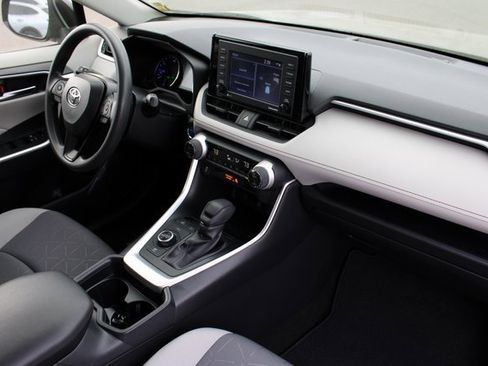 Used 2020 Toyota RAV4 XLE image 18