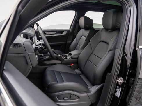 Certified 2025 Porsche Cayenne image 5