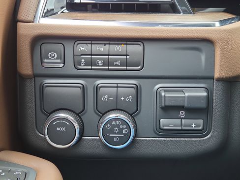 Used 2025 Chevrolet Tahoe High Country w/ Sun And Tow Package image 21