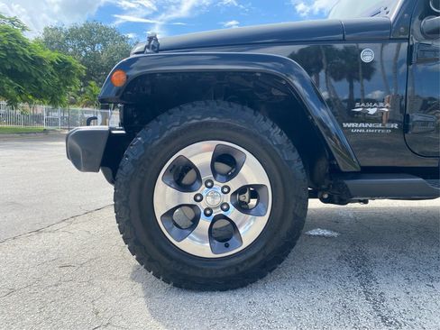 Used 2016 Jeep Wrangler Unlimited Sahara w/ Connectivity Group AWD/4WD image 14