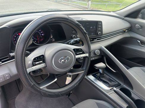 Used 2021 Hyundai Elantra SE FWD image 15