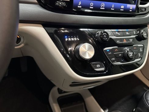 Used 2023 Chrysler Pacifica Touring-L image 16