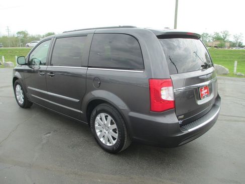Used 2016 Chrysler Town & Country Touring image 10