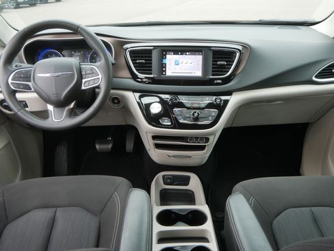 Certified 2023 Chrysler Voyager LX FWD image 10