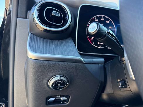 Used 2025 Mercedes-Benz GLC 350e GLC 350e image 35