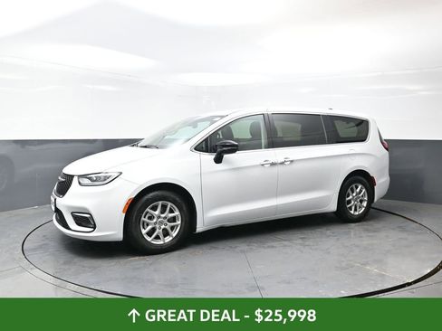 Used 2024 Chrysler Pacifica Touring-L image 9