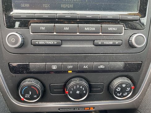 Used 2014 Volkswagen Passat 1.8T S image 21