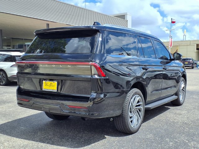 New 2026 Lincoln Navigator Premiere AWD/4WD image 2