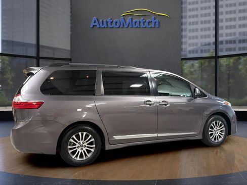 Used 2019 Toyota Sienna XLE w/ XLE Navigation Package FWD image 13
