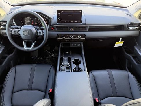 New 2025 Honda Pilot Touring image 13