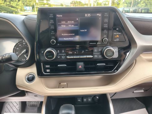 Used 2020 Toyota Highlander XLE AWD/4WD image 37