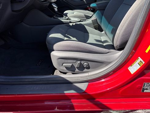 Used 2022 Hyundai Ioniq SE image 13