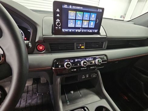 Used 2025 Honda Pilot TrailSport image 12